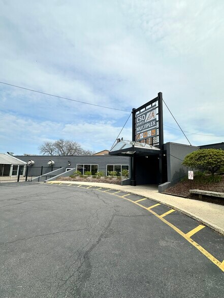 More Photos Of 1301 E 47th St, Chicago Health Club For Lease