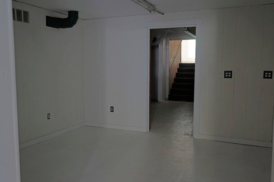 More Photos Of 12 Southmayd St, Campton Freestanding For Sale