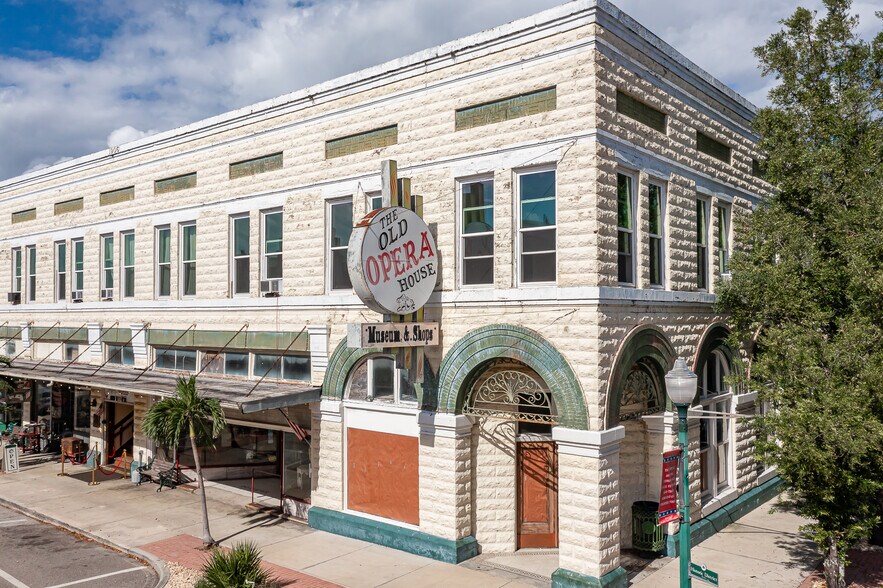 More Photos Of 106 W Oak St, Arcadia Storefront For Sale