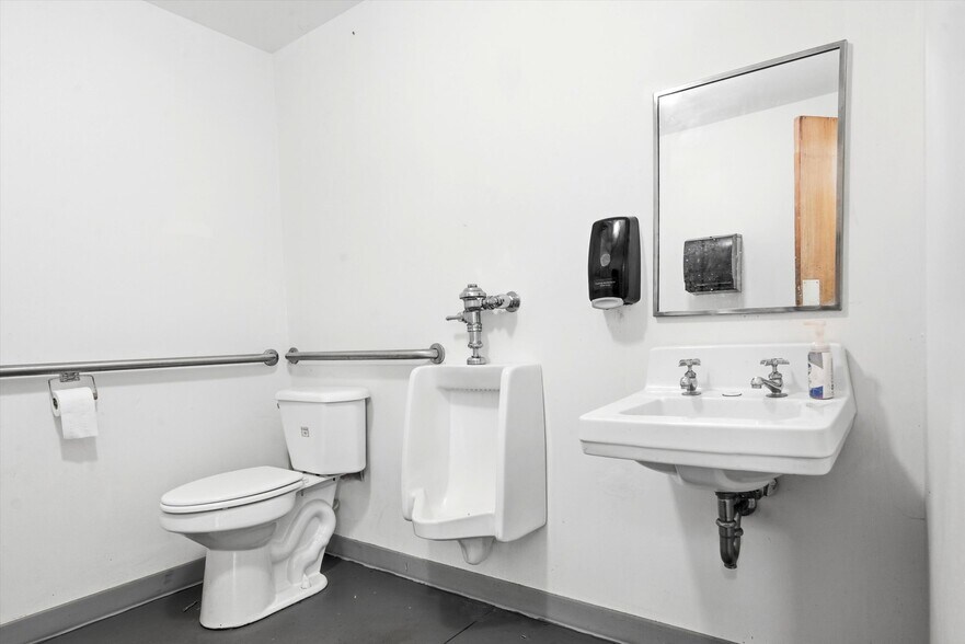 More Photos Of 105 Goldenrod Ave, Ozawkie Industrial For Sale