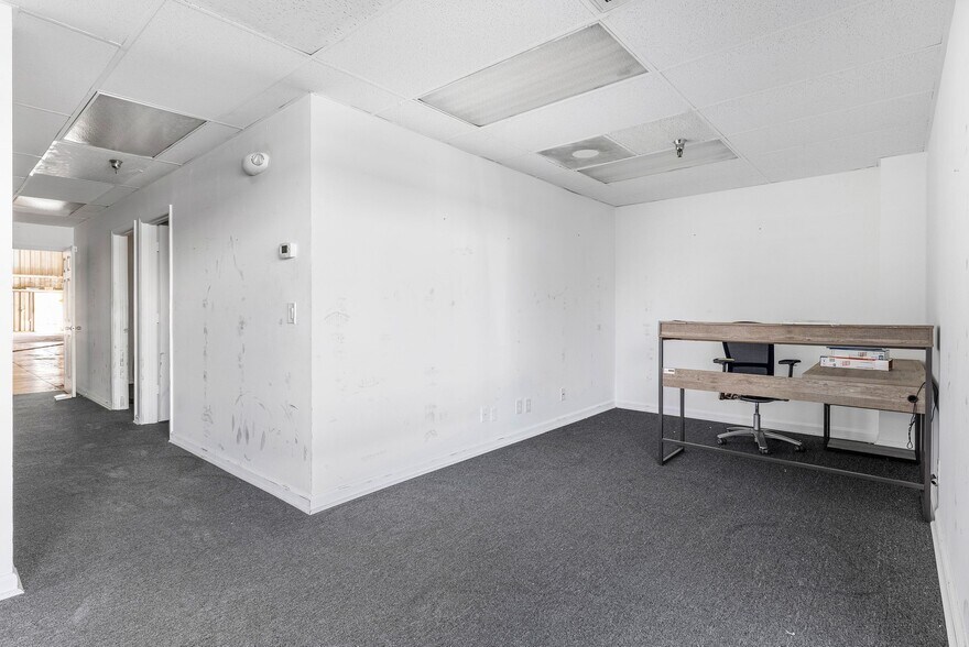 More Photos Of 1979 10th Ave N, Lake Worth Beach Light Distribution For Sale