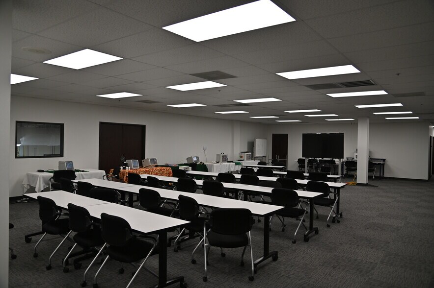 More Photos Of 8640 N Eldridge Pky, Houston Flex For Lease