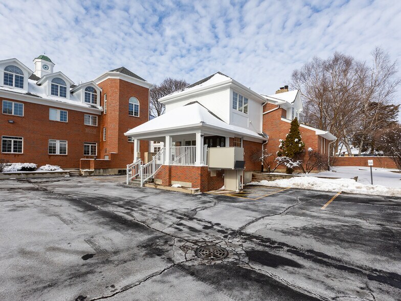 More Photos Of 301 W Roosevelt Rd, Wheaton Office For Lease