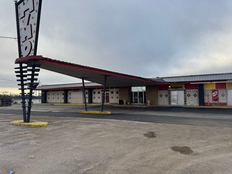 More Photos Of 2315 W Jefferson St, Grand Prairie Freestanding For Lease