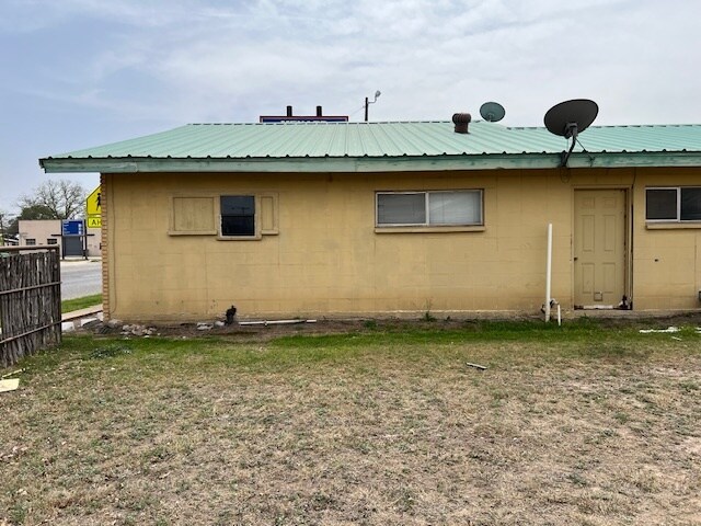 More Photos Of 208 S Ellis St, Menard Hotel For Sale