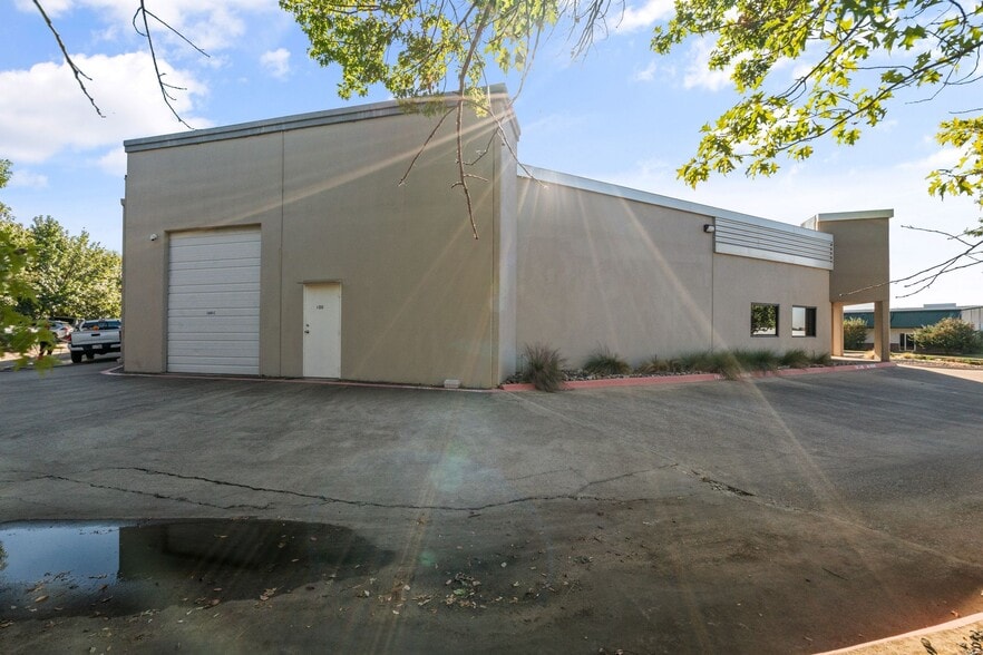 More Photos Of 2100 Greenwood Dr, Southlake Showroom For Lease