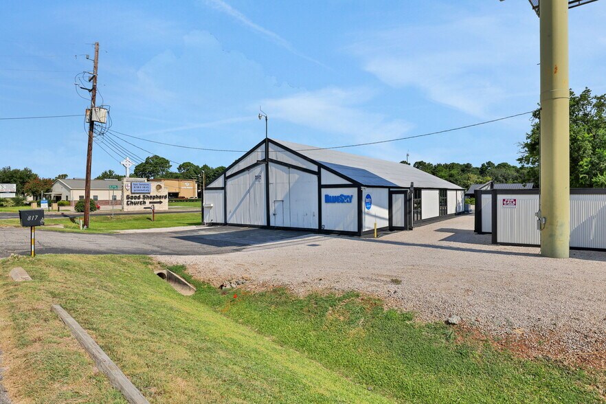 More Photos Of 817 E Main St, Tomball Warehouse For Sale