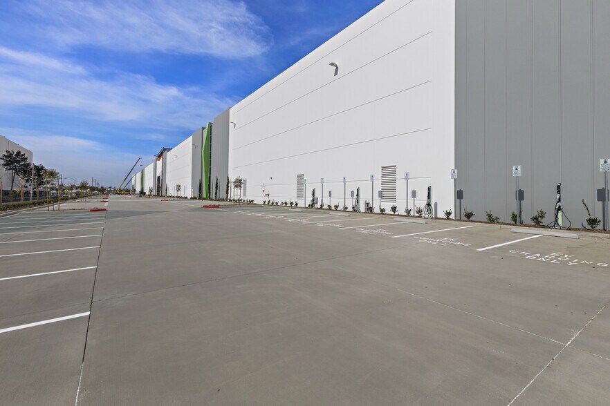 More Photos Of 2401 E Wardlow Rd, Long Beach Warehouse For Lease