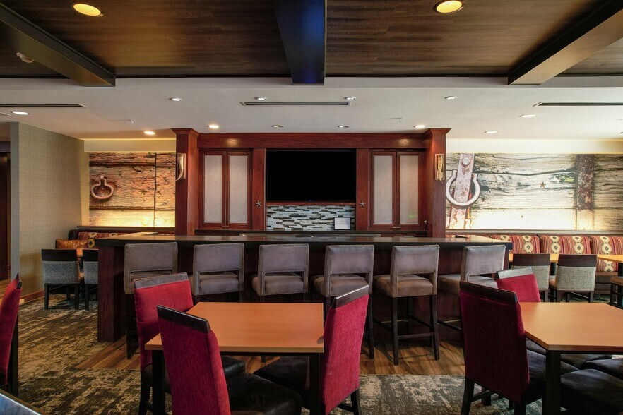 More Photos Of 6435 50th St, Lubbock Hotel For Sale