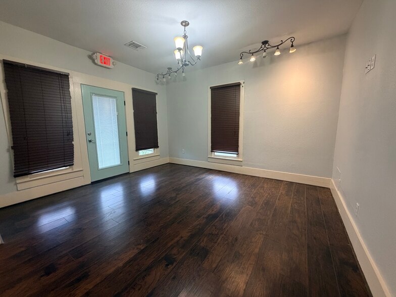 More Photos Of 415 W Goodwin St, Pleasanton Storefront Retail Office For Lease
