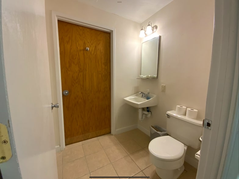 More Photos Of 130 N Gross Rd, Kingsland Medical For Sale