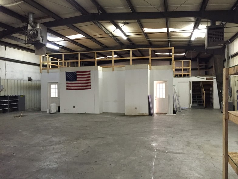 More Photos Of 1401 Southside Dr, Salem Light Distribution For Lease