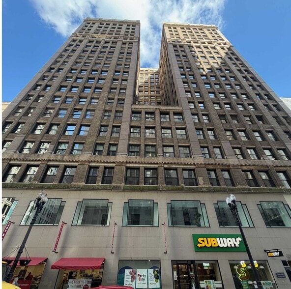 More Photos Of 111 N Wabash Ave, Chicago Office For Sale