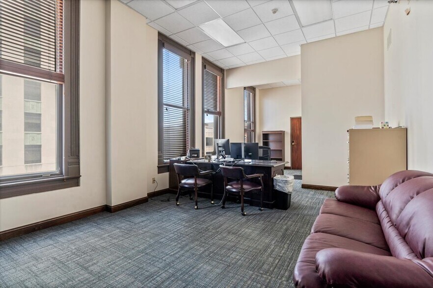 More Photos Of 200 S 6th St, Springfield Office For Sale