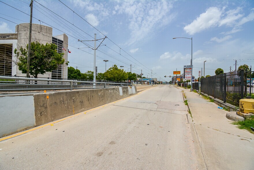 More Photos Of 1804 N Main St, Houston Freestanding For Lease