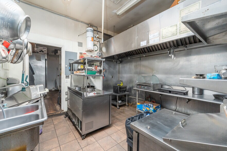 More Photos Of 30-32 Front St, Greenport Storefront Retail Residential For Sale