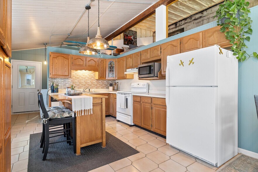 More Photos Of 89 Route 169, Woodstock Airport For Sale