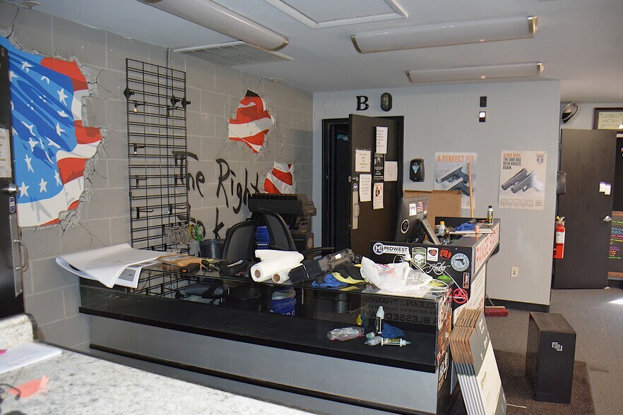 More Photos Of 43 County Road 17, Enterprise Showroom For Sale