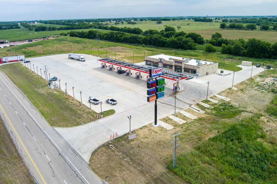 More Photos Of 19676 N Interstate 35, West General Retail For Lease