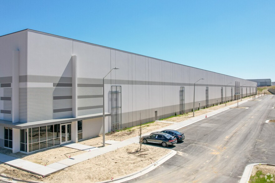 More Photos Of 565 Hinton Oaks Blvd, Knightdale Industrial For Lease