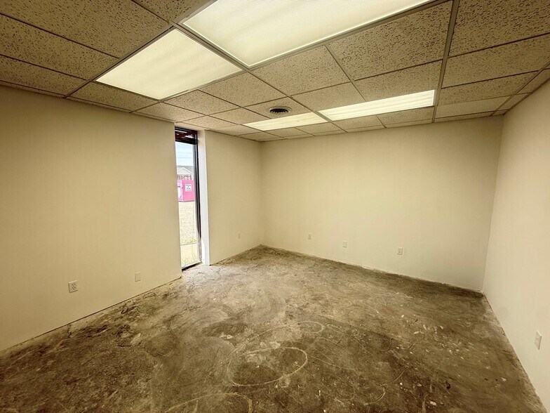 More Photos Of 1011 E 7th St, Odessa Office For Lease