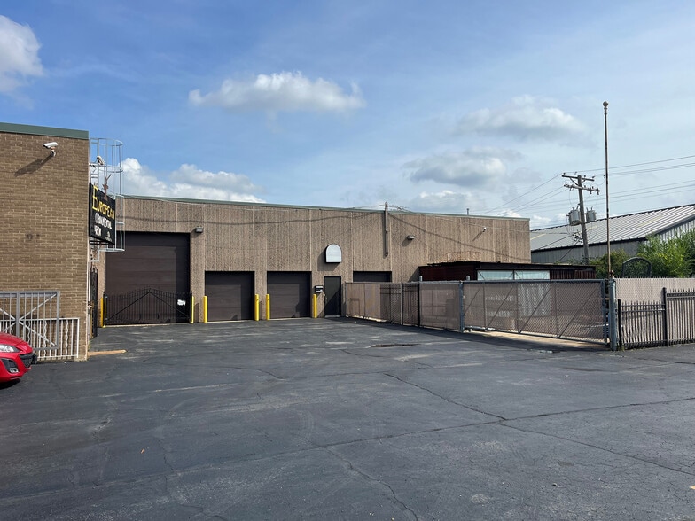 Primary Photo Of 1786 W Armitage Ct, Addison Manufacturing For Lease