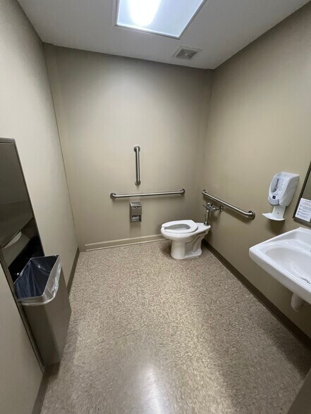 More Photos Of 2701 Chancellor Dr, Fort Mitchell Medical For Sale