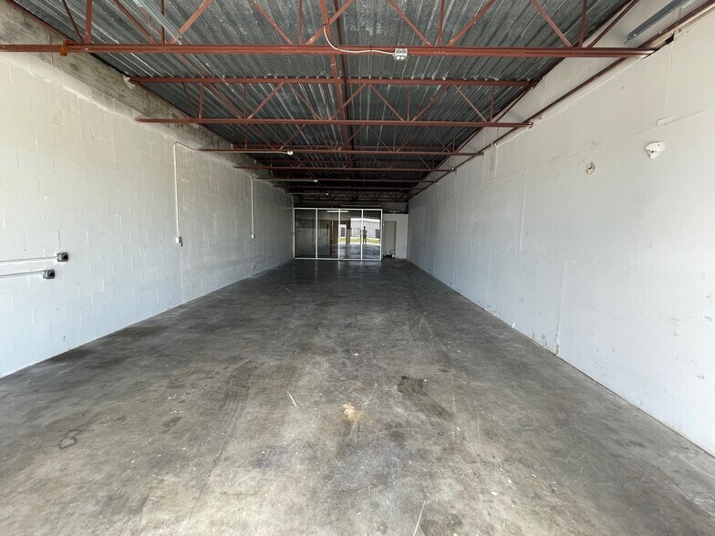 More Photos Of 1410 Commerce Blvd, Sarasota Flex For Lease