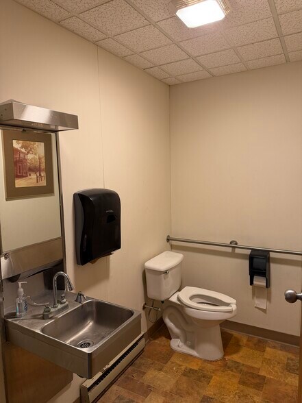 More Photos Of 104 Woodward Hill Rd, Edwardsville Office For Sale