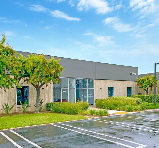 More Photos Of 3190 Airport Loop Dr, Costa Mesa Research And Development For Lease
