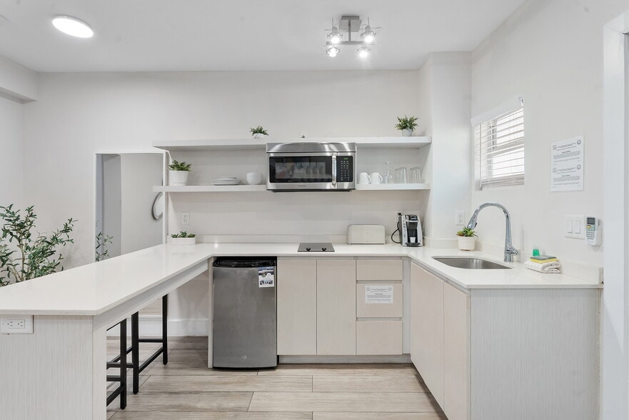 More Photos Of 3020-3024 Seville St, Fort Lauderdale Hotel For Sale