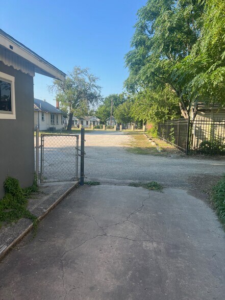 More Photos Of 2418 COMMERCE, San Antonio Specialty For Sale