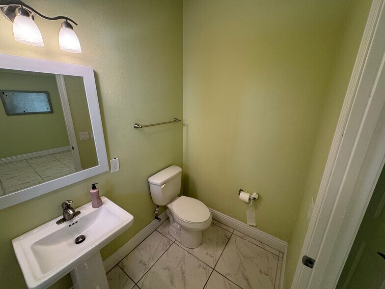 More Photos Of 1610 E Sahara Ave, Las Vegas Freestanding For Lease