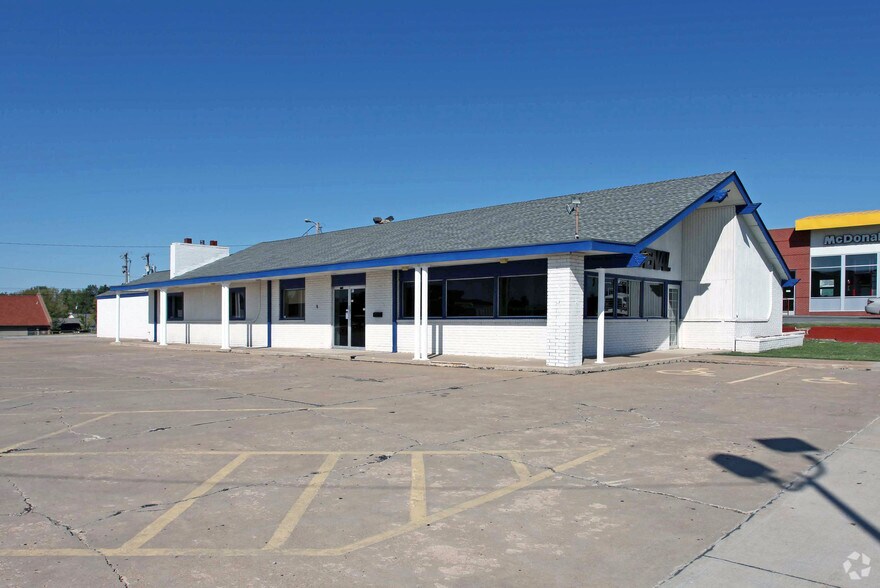 More Photos Of 2120 N 14th St, Ponca City Freestanding For Lease