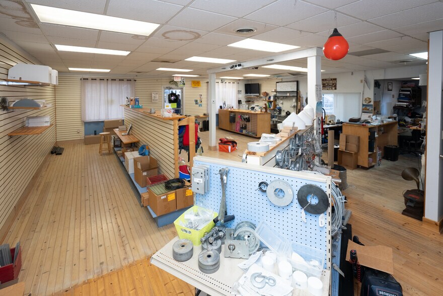 More Photos Of 7427 Dyke Rd, Clay Freestanding For Lease