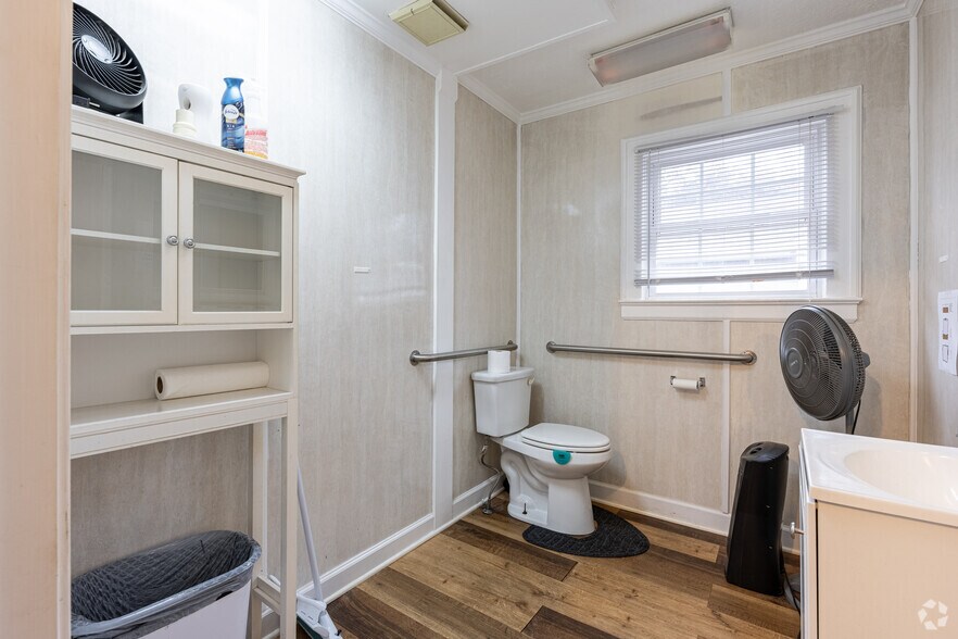 More Photos Of 1009 N Tennessee St, Cartersville Office For Sale