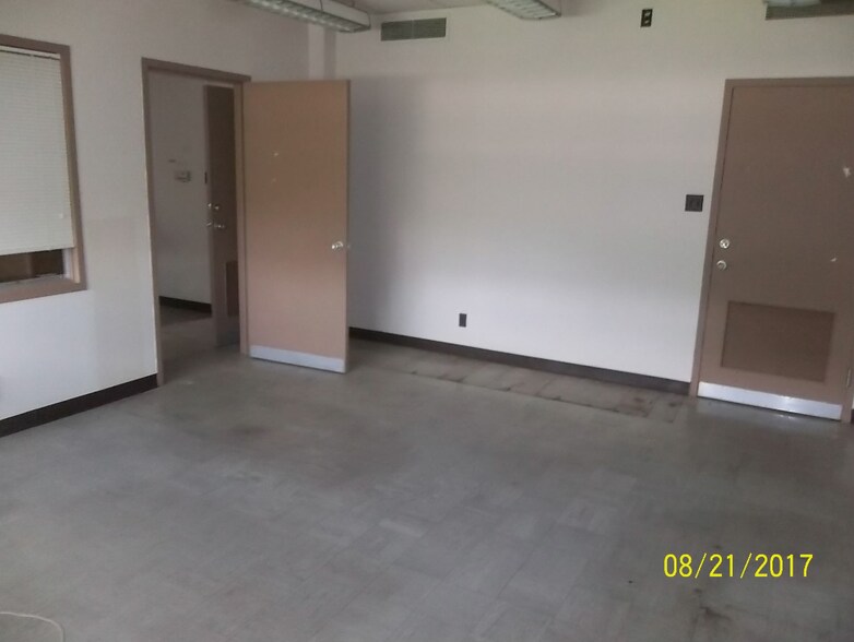 More Photos Of 109 W Wellington St, Carthage Post Office For Lease