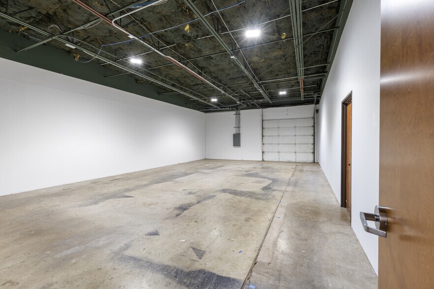 More Photos Of 12200 N Stemmons Fwy, Farmers Branch Showroom For Lease