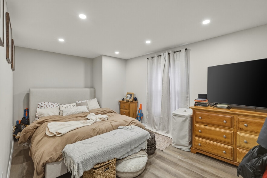 More Photos Of 150 N Delaware Ave, Lindenhurst Storefront Retail Residential For Sale