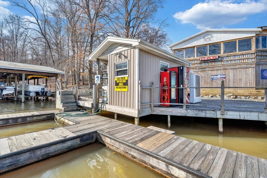 More Photos Of 2200 Old Salem School Rd, Union Hall Marina For Sale