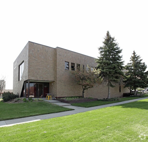More Photos Of 555 W 14 Mile Rd, Clawson Medical For Lease