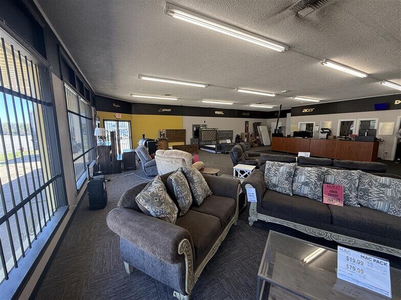 More Photos Of 1404 W Gentry Pky, Tyler Freestanding For Sale