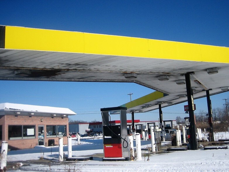 More Photos Of 5301 Seventy-six Dr, Youngstown Service Station For Sale