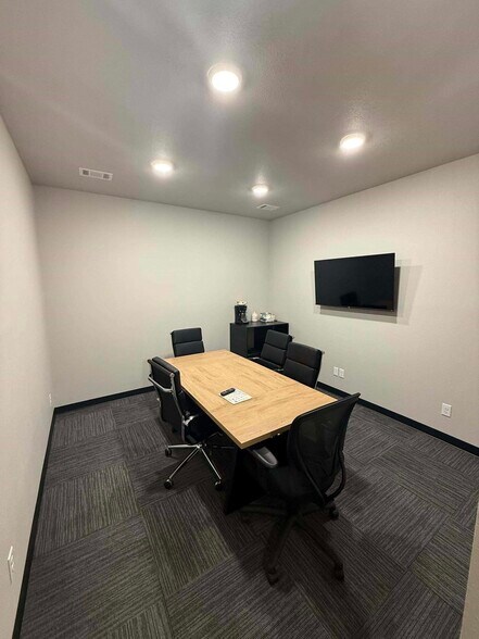 More Photos Of 1705 W Walnut St, Paris Industrial For Lease