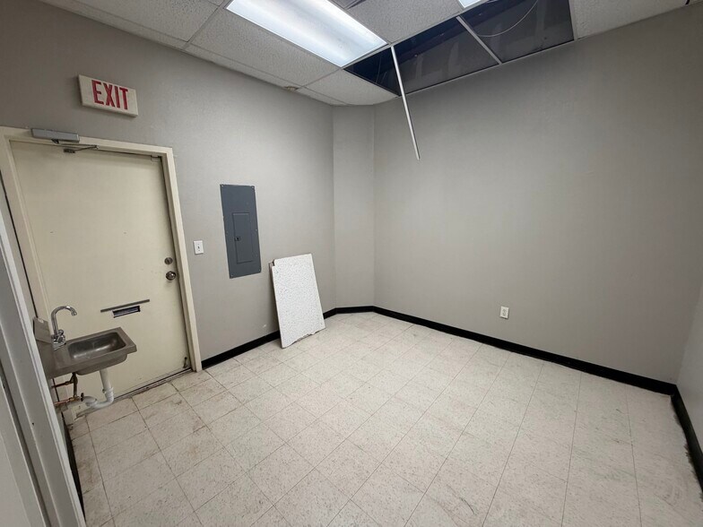 More Photos Of 505 N Interstate 35 Service Rd, Red Oak General Retail For Lease