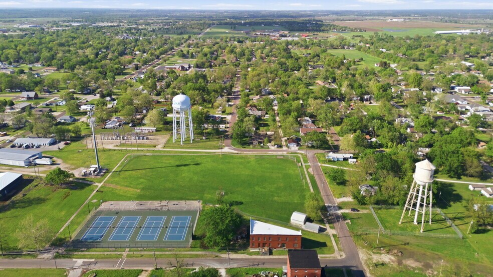 More Photos Of 512 Monroe st, Iola Loft Creative Space For Sale