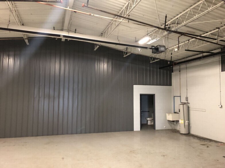 More Photos Of 7878 Gull Rd, Richland Warehouse For Lease