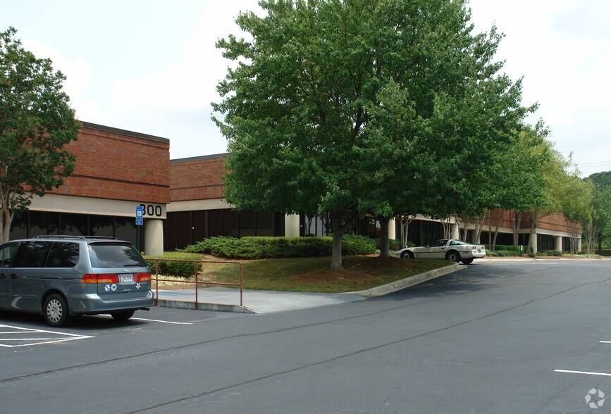 More Photos Of 3980 DeKalb Technology Pky, Atlanta Light Distribution For Lease