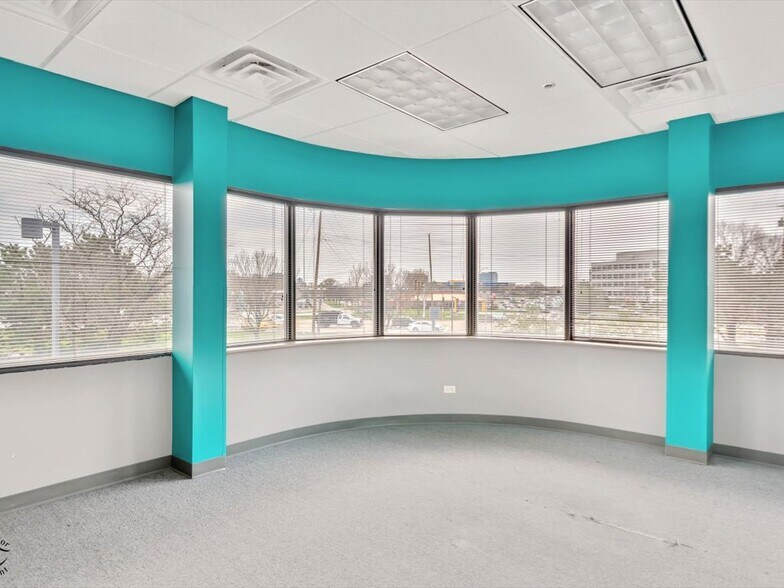 More Photos Of 1990 E Algonquin Rd, Schaumburg Office For Lease