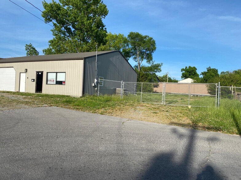 More Photos Of 113 Hickory Dr, Shelbyville Office For Lease